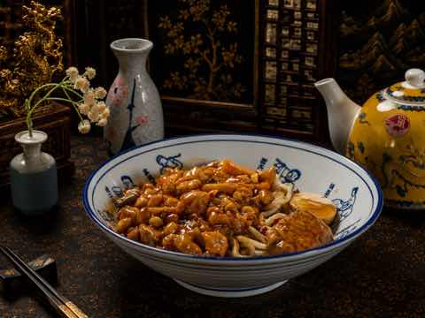Noodles with braised chicken in a glossy sauce