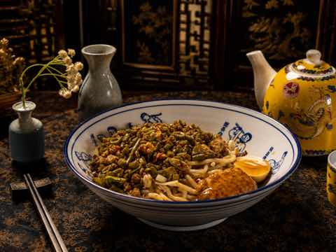 Noodles with minced pork and chopped long beans