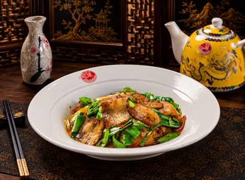 Sliced pork stir-fried with green chilies and spring onion